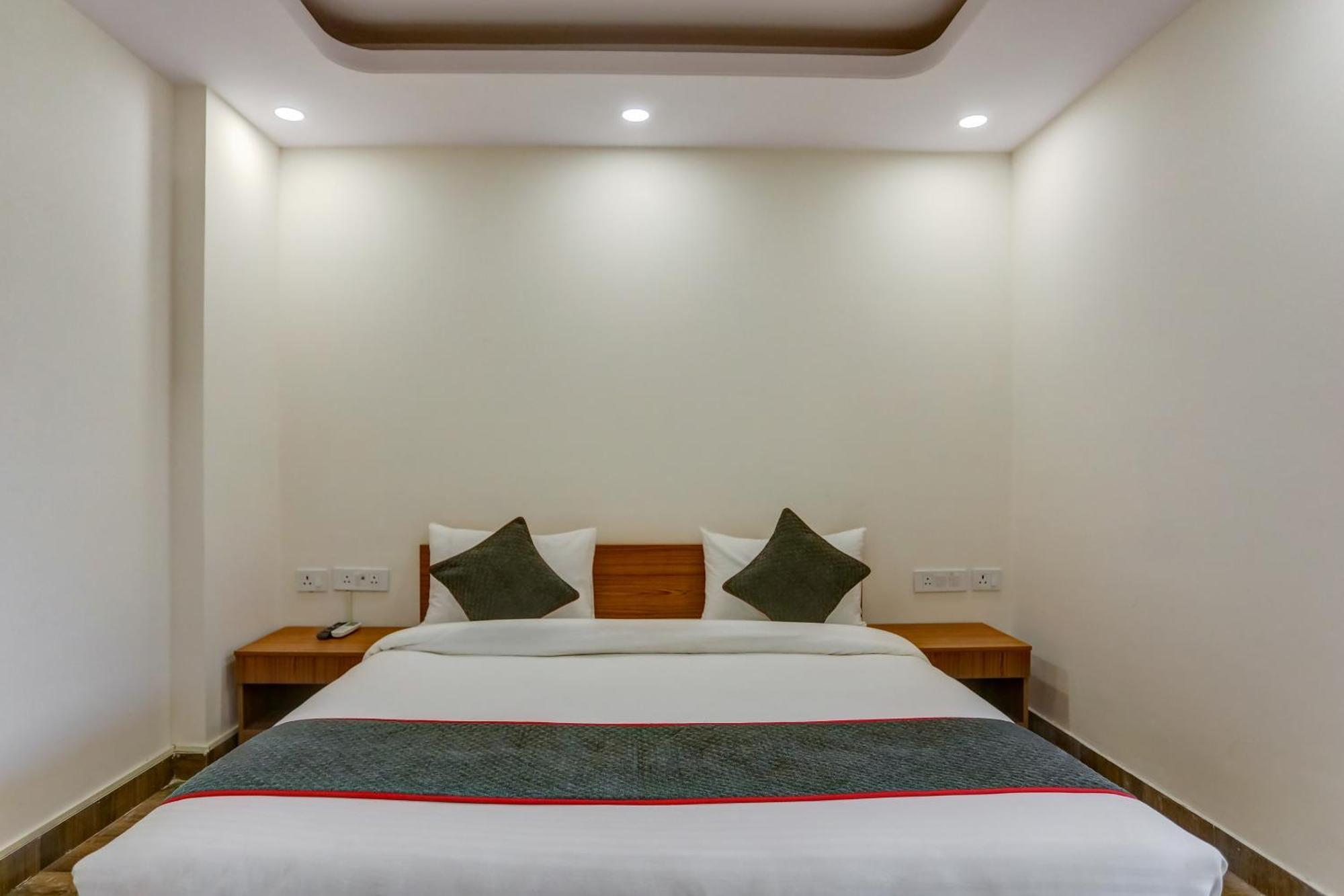 Collection O The Doors Near Appu Ghar Hotel คูร์เคาน์ ภายนอก รูปภาพ